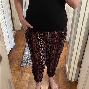SO Women's Black and Red Floral Cropped Pants